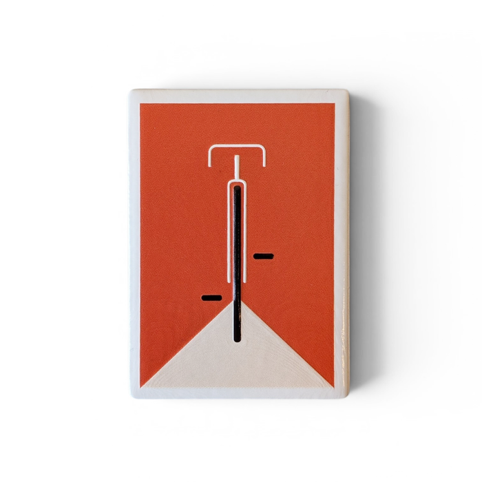 Rechteckiger, weißer Kühlschrankmagnet aus Keramik mit einem minimalistisch dargestellten Fahrrad in kräftigem Orange im Zentrum. Das Design ist schlicht, modern und sauber.