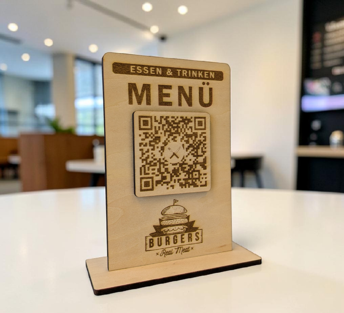 Menü- & Speisekarten-Aufsteller aus Holz – QR-Code, personalisierbarem Text & Logo/Firmennamen. Hochwertige Theke-Deko für Restaurants, 12x8 cm inkl. Fuß. Jetzt individuell gestalten!