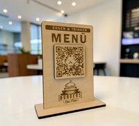Menü- & Speisekarten-Aufsteller aus Holz – QR-Code, personalisierbarem Text & Logo/Firmennamen. Hochwertige Theke-Deko für Restaurants, 12x8 cm inkl. Fuß. Jetzt individuell gestalten!