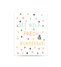 Magnetisches Metallschild "1 Metallschild Sei Wild Frech und Wunderbar.jpg" mit dem motivierenden Zitat, umgeben von bunten Konfetti-Punkten, im Kinderzimmer.