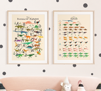 ABC Poster mit 24 niedlichen Dinosauriern in Beige, optional mit Name personalisierbar. Perfekt zur Einschulung! 🦕