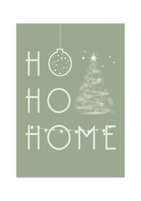 Minimalistisches Weihnachtsposter mit dem Schriftzug ‚Ho Ho Home‘ in Grün oder Schwarz, dekoriert mit Weihnachtsbaum, Kugel und Girlande – gedruckt auf hochwertigem Fineart-Papier.