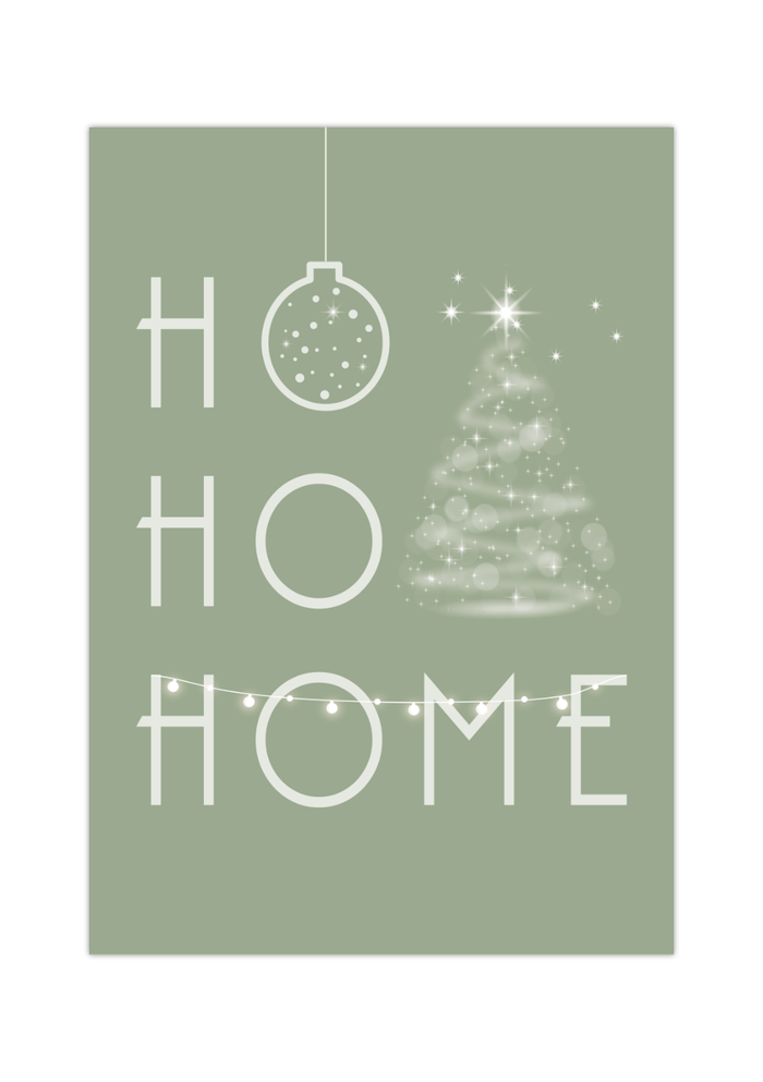 Minimalistisches Weihnachtsposter mit dem Schriftzug ‚Ho Ho Home‘ in Grün oder Schwarz, dekoriert mit Weihnachtsbaum, Kugel und Girlande – gedruckt auf hochwertigem Fineart-Papier.