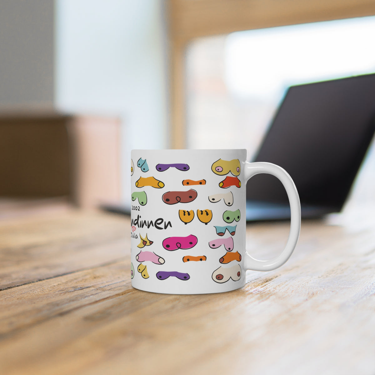 Die personalisierbare Tasse für deine beste Freundin zeigt unterschiedliche Formen von Brüsten und das Wort Busenfreundinnen. 