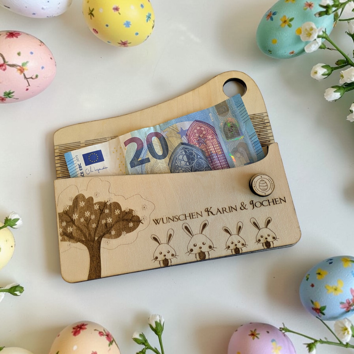 Diese liebevoll gestaltete Holzkarte zur Ostern ist ein ganz besonderes Highlight für als Geldgeschenk zu Ostern.