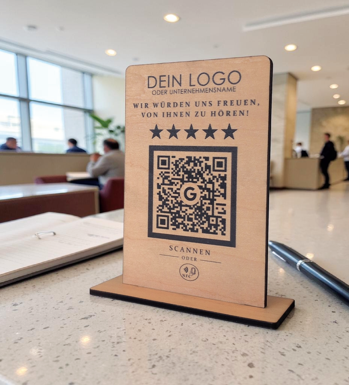 Personalisierter Holzaufsteller aus 4mm Holz mit eingraviertem Logo, Wunschtext „Wir würden uns freuen, von Ihnen zu hören!“, fünf Sternen, QR-Code mit Google-Logo und NFC-Symbol auf schwarzem Standfuß.