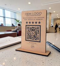 Personalisierter Holzaufsteller aus 4mm Holz mit eingraviertem Logo, Wunschtext „Wir würden uns freuen, von Ihnen zu hören!“, fünf Sternen, QR-Code mit Google-Logo und NFC-Symbol auf schwarzem Standfuß.