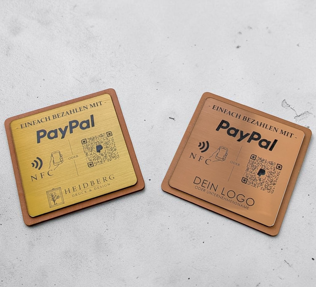 Quadratischer PayPal-Tischaufsteller aus dunklem Holz mit einer gravierten und gebürsteten Kunststoffplatte. Auf der Platte sind ein QR-Code, ein NFC-Symbol und das PayPal-Logo zu sehen, perfekt geeignet für kontaktlose Zahlungen auf einer Ladentheke.
