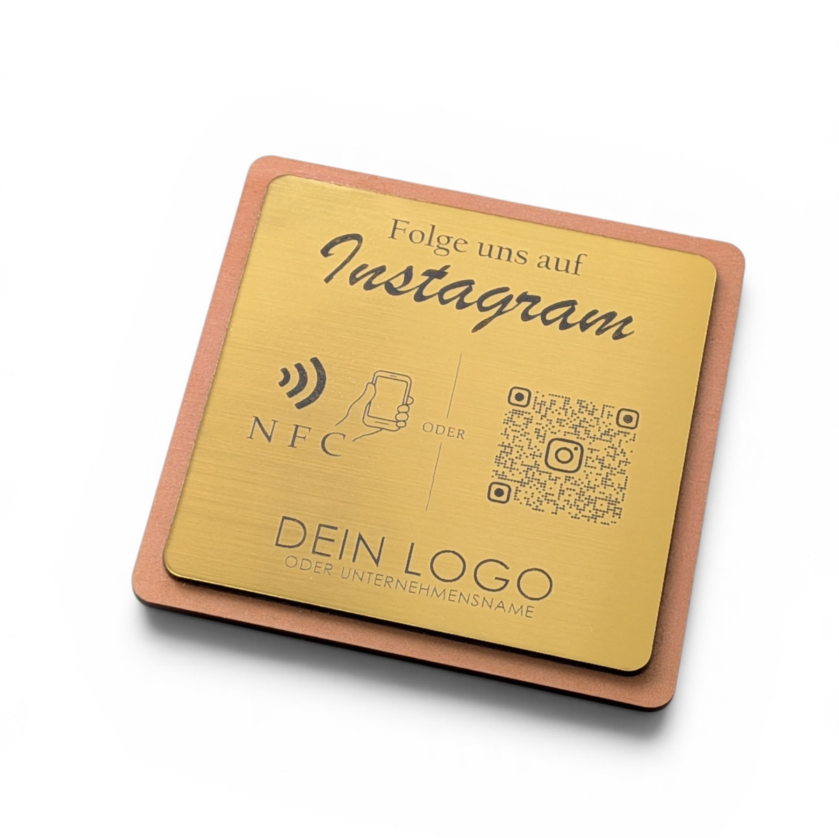 Quadratische, personalisierte Instagram-Follower-Platte aus graviertem Kunststoff in gebürsteter Gold-Optik auf Holzträger. Graviert mit 'Folge uns auf Instagram', NFC-Symbol, QR-Code und Logo.