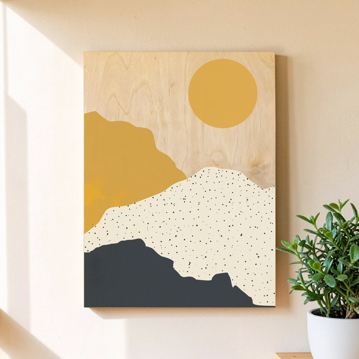 Abstrakte Illustration einer Berglandschaft mit gelber Sonne in Blau- und Gelbtönen, gedruckt auf einer natürlichen 9mm Birkensperrholzplatte im Format 30x40 cm.