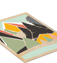 Illustration einer weiten Berglandschaft der Alpen, gedruckt auf einer 9mm dicken Birkensperrholz-Platte mit sichtbarer Holzmaserung. Format 30x40 cm, rustikaler und moderner Look.