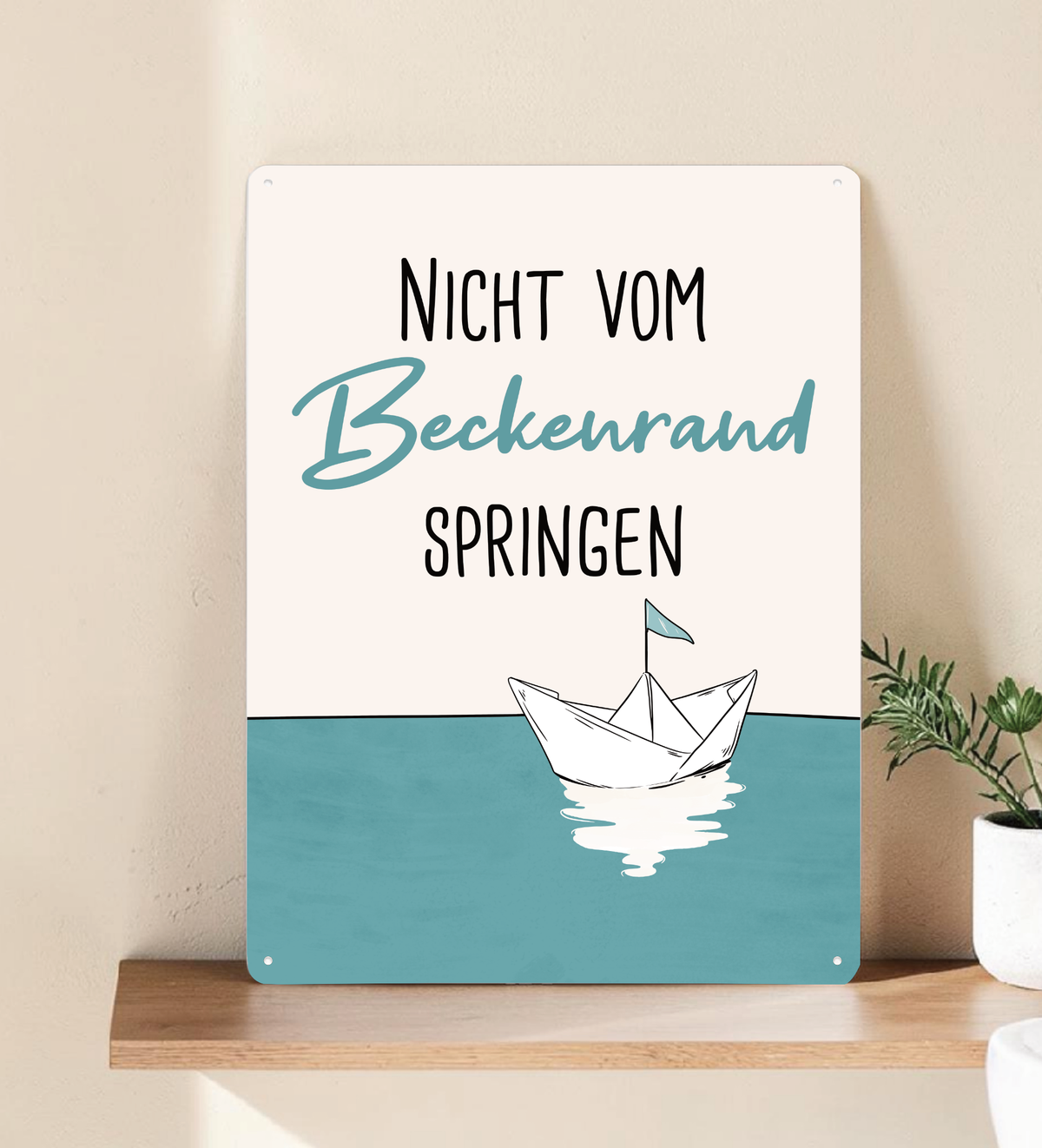 Rechteckiges Retro-Blechschild aus Metall mit dem Spruch „Nicht vom Beckenrand springen“, hochwertige Haptik, vier Eckbohrungen, vor weißem Hintergrund im Badezimmer-Stil.
