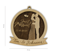 Personalisierter Holzanhänger "Just Married" mit Namen, Datum & Herzen – einzigartiges Hochzeitsgeschenk aus graviertem Sperrholz.