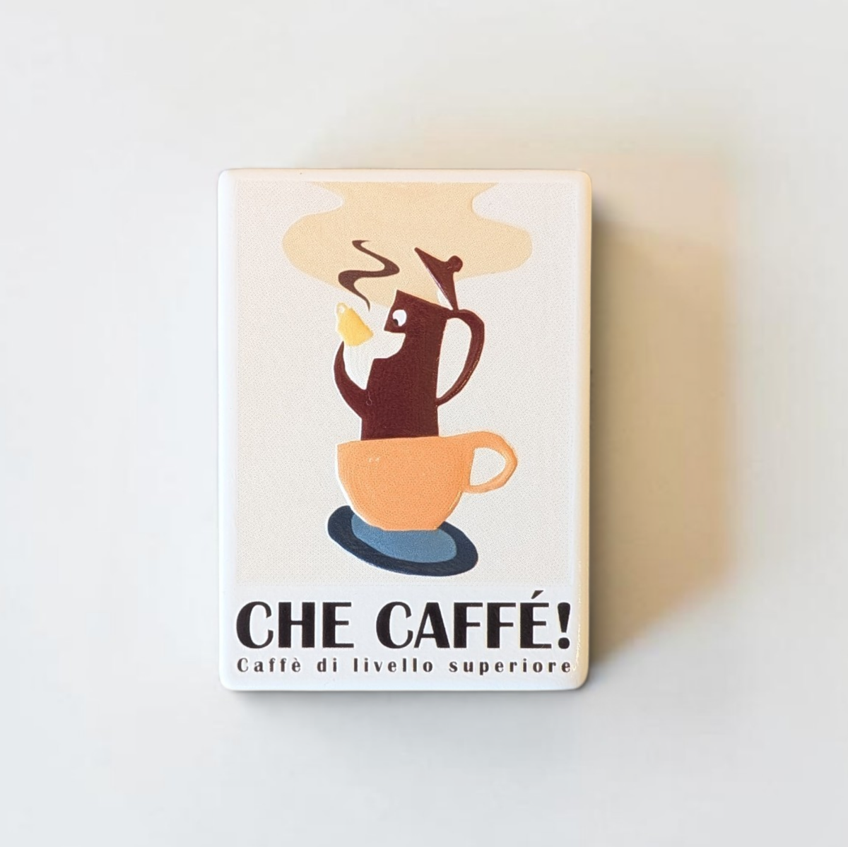 Rechteckiger Keramik-Kühlschrankmagnet mit italienischem Kaffee-Motiv „Che Caffé!“, Espressokanne in Tasse, Relief-Struktur, Vintage-Design in Beige- und Brauntönen.