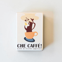 Rechteckiger Keramik-Kühlschrankmagnet mit italienischem Kaffee-Motiv „Che Caffé!“, Espressokanne in Tasse, Relief-Struktur, Vintage-Design in Beige- und Brauntönen.