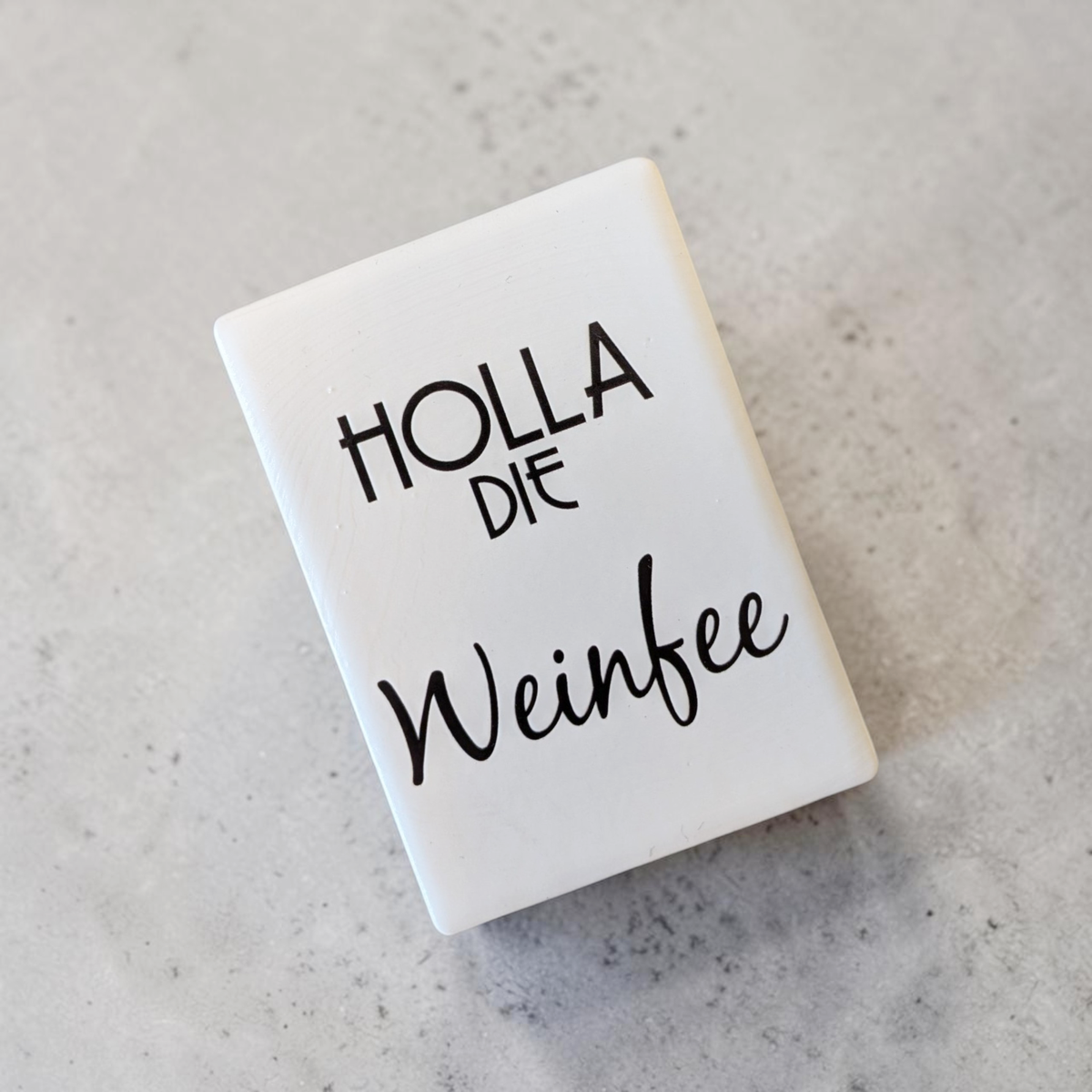 Keramik-Kühlschrankmagnet (7x5 cm) mit „Holla die Weinfee“-Spruch & 3D-Relief. Das perfekte, witzige Geschenk für Weinliebhaberinnen & die Küche!