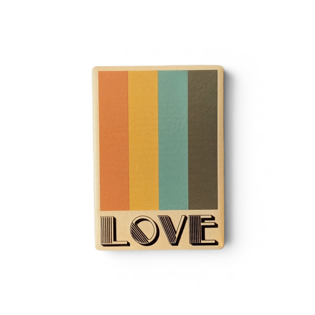 Rechteckiger Keramik-Kühlschrankmagnet (7x5 cm) mit seidenmatter Glasur. Auf beigem Grund verlaufen vier vertikale Streifen in Orange, Gelb, Petrol und Braun über dem schwarzen Schriftzug 'LOVE' im fühlbaren 3D-Relief.