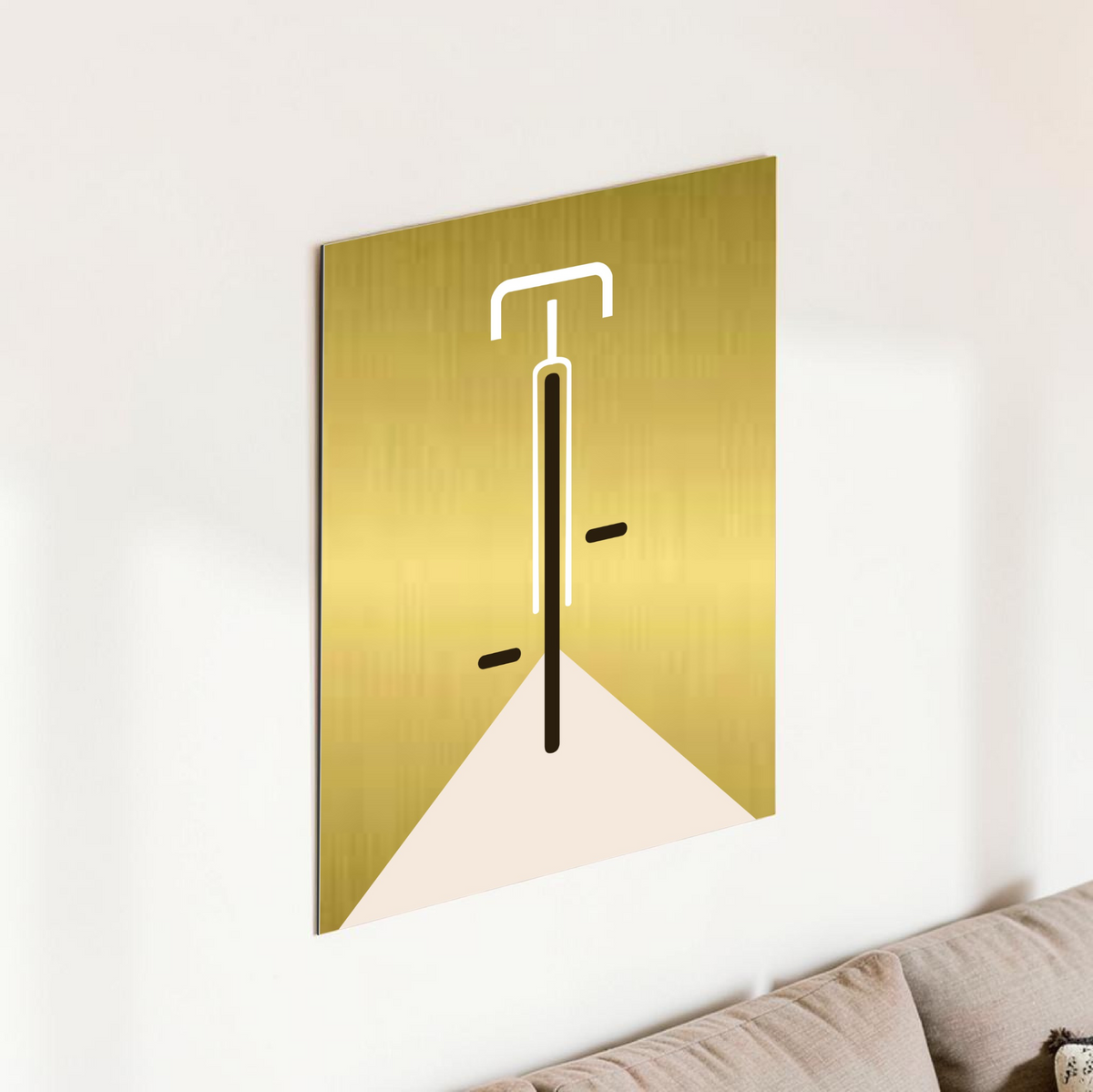 Minimalistische Bauhaus-Illustration eines Fahrrads in der Vorderansicht auf einer gebürsteten, gold-glänzenden Aluminiumplatte (Alu-Dibond). Das Design zeigt klare weiße und schwarze Linien vor einem edlen Metallhintergrund. Das Bild lehnt modern an einer weißen Wand zwischen zwei Zimmerpflanzen.