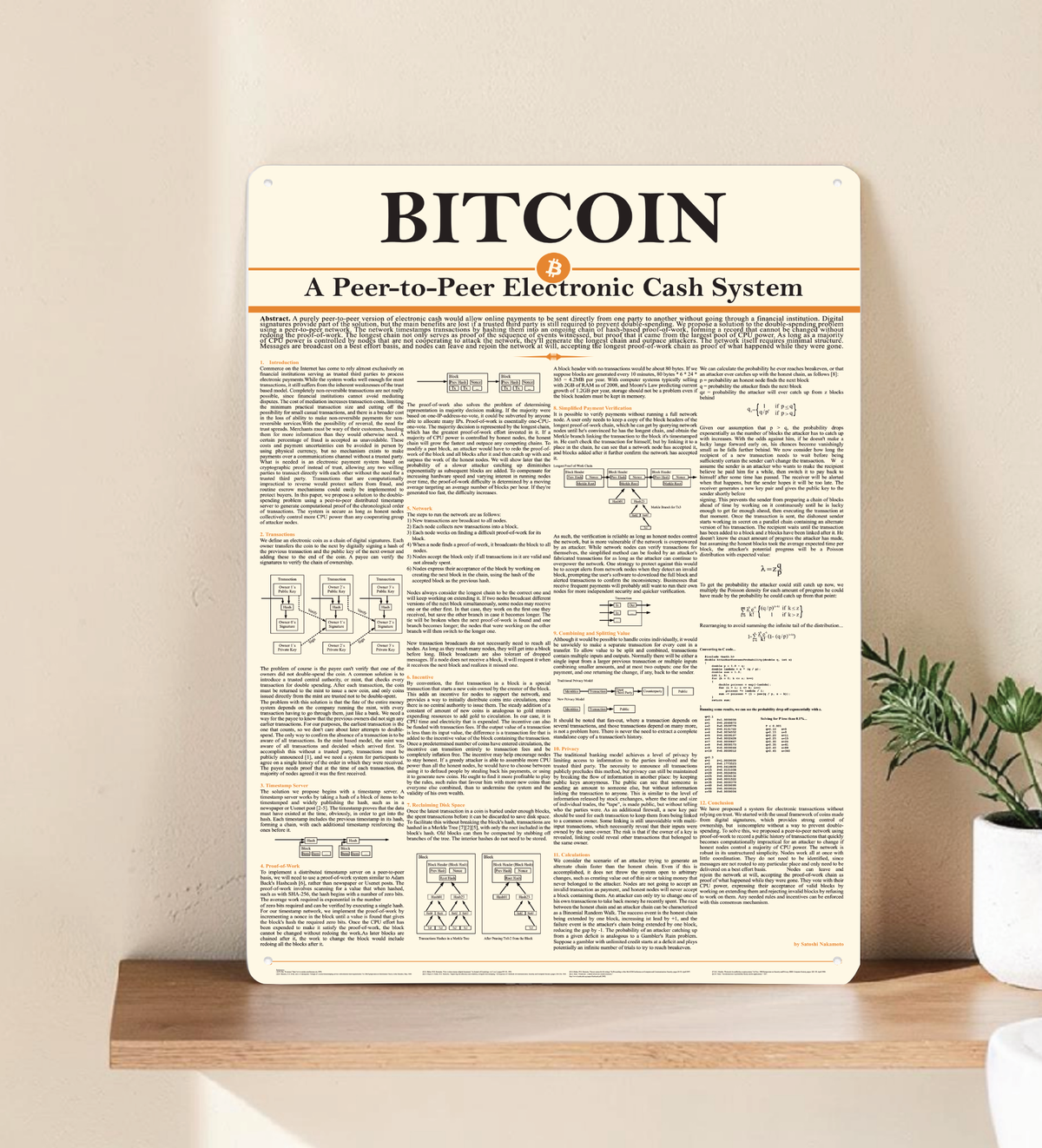 Ein hochformatiges DIN A3 Metallschild lehnt dekorativ an einer hellgrünen Wand auf einem hellen Echtholzfußboden. Zu sehen ist der strukturierte Text des originalen Bitcoin Whitepapers im modernen, minimalistischen Design mit beigen und orangefarbenen Farbelementen.