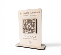 Rustikaler PayPal-Zahlungsaufsteller aus Holz mit graviertem QR-Code und NFC-Logo, der von einer Hand mit einem Smartphone berührt wird.