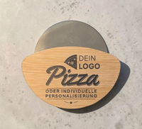 Runder Pizzaschneider mit Bambusgriff, der mittels schwarzem UV-Druck mit dem Schriftzug „Pizza“ und „Dein Logo oder individuelle Personalisierung“ bedruckt ist. Die Edelstahlklinge ist im oberen Bereich des Griffs sichtbar.
