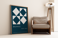 Das Bauhaus Poster zeigt dir in unterschiedlichen Anordnungen vier Rauten in Blau bzw. auf blauem Hintergrund.