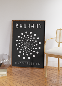 Das Bauhaus Poster zeigt dir in Schwarz und Weiß eine Spirale. 