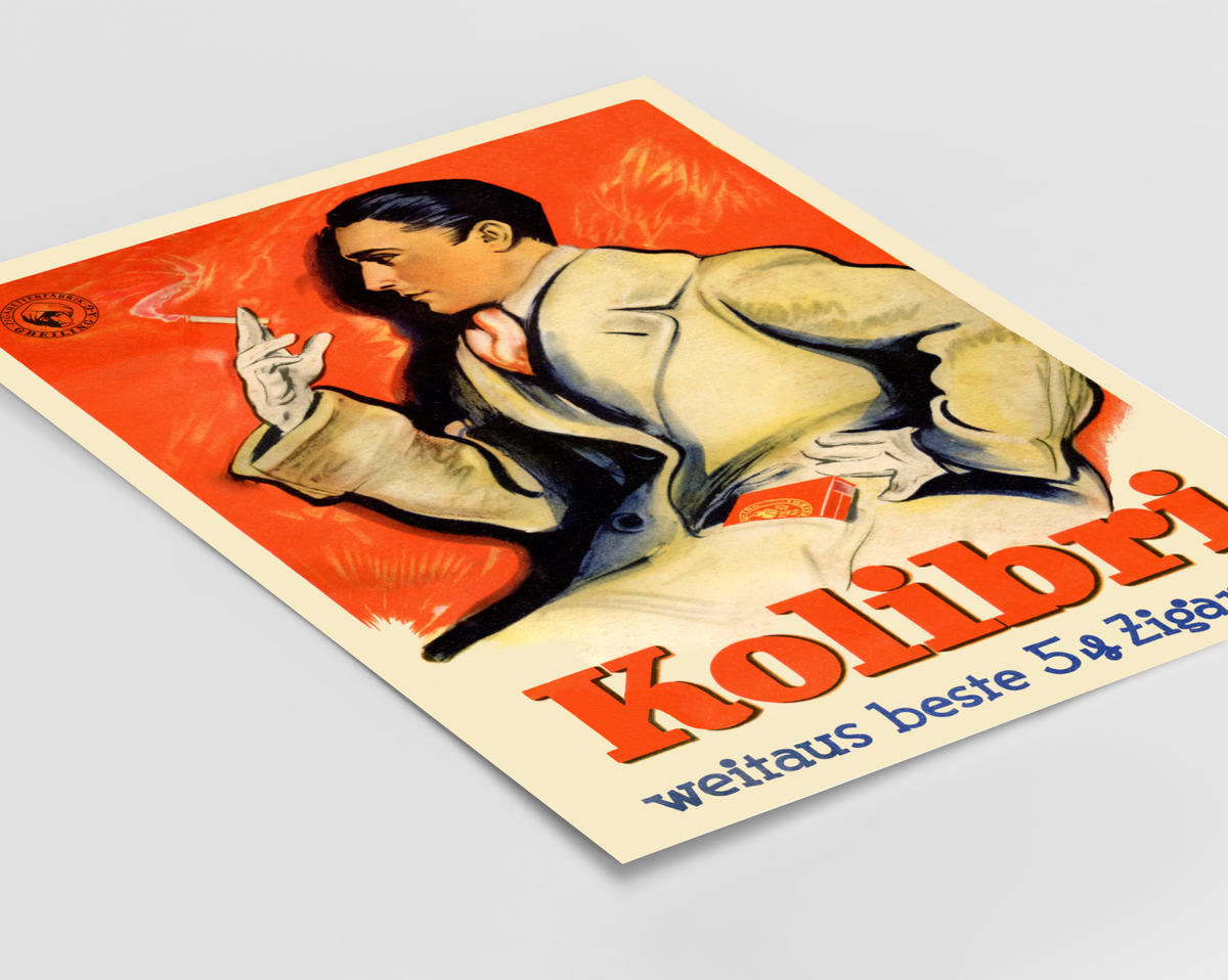 Das Poster zeigt eine Vintage-Werbung von 1930 für Kolibri-Zigaretten aus Dresden. Ein eleganter Mann raucht eine Zigarette vor rotem Hintergrund. Große orangefarbene Aufschrift „Kolibri“.