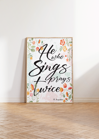 Das christliche Poster zeigt den Spruch des heiligen Augustinus der sagte "Wer singt betet doppelt" bzw. in Englisch " He who sings prays twice". 