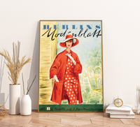 Vintage Mode-Illustration aus einem DDR-Magazin der 1960er Jahre. Handgemalte, elegante Damen- oder Kindermode in nostalgischem Stil auf weißem Hintergrund, hochwertiger Kunstdruck.