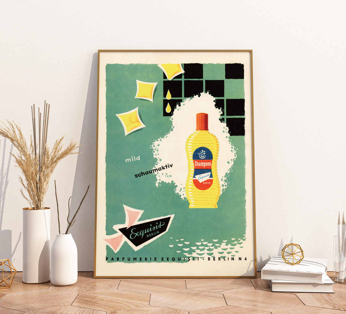 Nahaufnahme eines Vintage-Werbeposters für Exquisit Shampoo aus den 60er Jahren der DDR. Zu sehen ist eine klassische Shampoo-Flasche vor einem kräftigen grünen Hintergrund mit dem eleganten Schriftzug Exquisit Berlin im unteren Bereich.