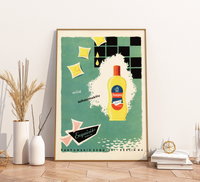 Nahaufnahme eines Vintage-Werbeposters für Exquisit Shampoo aus den 60er Jahren der DDR. Zu sehen ist eine klassische Shampoo-Flasche vor einem kräftigen grünen Hintergrund mit dem eleganten Schriftzug Exquisit Berlin im unteren Bereich.