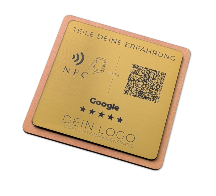 Ein quadratischer oder rechteckiger Tischaufsteller zur Kundenbewertung. Auf der Vorderseite befindet sich oben das farbige Google-Logo, gefolgt von der Aufforderung 'Bewerte uns auf Google'. Im Zentrum ist ein scannbarer QR-Code abgebildet. Unten rechts signalisiert ein Wellen-Symbol die integrierte NFC-Funktion zum kontaktlosen Scannen mit dem Smartphone.
