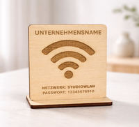 WLAN-Aufsteller aus Holz (7×7 cm) inkl. Kartenhalter. Wähle QR-Code oder Klartextgravur. Bitte sende Netzwerknamen & Passwort zur Personalisierung. Ideal für Gäste, Café, Büro oder Airbnb.