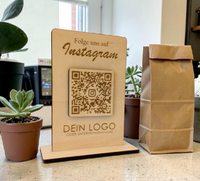 Social Media QR-Code Aufsteller aus Holz – Individuell für Instagram, TikTok, LinkedIn & mehr. Wunschtext & Logo/Firmennamen gravierbar. Hochwertige Theke-Deko inkl. Fuß. Jetzt personalisieren!