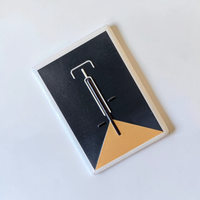 Rechteckiger, weißer Kühlschrankmagnet aus Keramik mit einem minimalistisch dargestellten Fahrrad in kräftigem Blau im Zentrum. Das Design ist schlicht, modern und sauber.
