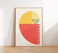 Das Poster zeigt im Bauhaus-Stil den golden Schnitt oder die Fibonacci Spirale. Das Poster ist einem Ausstellungsplakat nachempfunden, ist so aber nie erschienen.