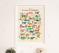 ABC Poster mit 24 niedlichen Dinosauriern in Beige, optional mit Name personalisierbar. Perfekt zur Einschulung! 🦕