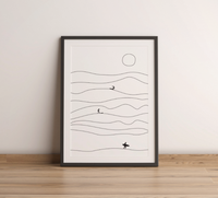 Dieses **Surf Poster** zeigt minimalistische **Wellen, Surfer & Sonne** – perfekt für Strand-Vibes zuhause! **Fineart-Druck** auf 200 g/m² Premium-Papier, erhältlich in verschiedenen Größen.