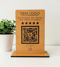 Personalisierter Holzaufsteller aus 4mm Holz mit eingraviertem Logo, Wunschtext „Wir würden uns freuen, von Ihnen zu hören!“, fünf Sternen, QR-Code mit Google-Logo und NFC-Symbol auf schwarzem Standfuß.