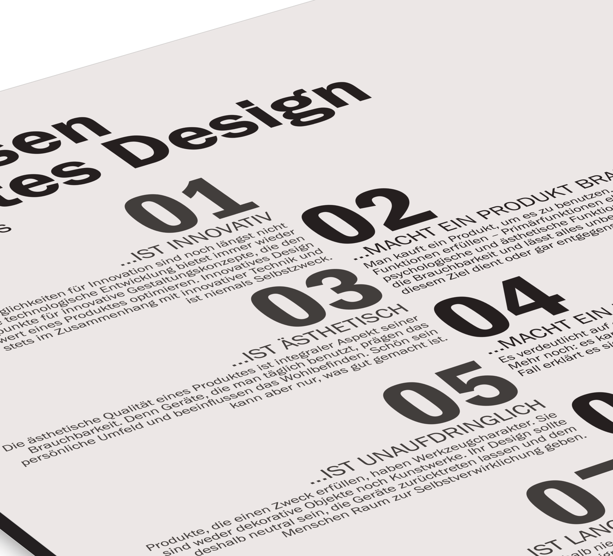 Minimalistisches Wandbild mit den 10 Thesen für gutes Design nach Dieter Rams. Hochwertiger, matter UV-Direktdruck auf einer stabilen 3mm Alu-Dibond Platte im Format 30x40 cm.
