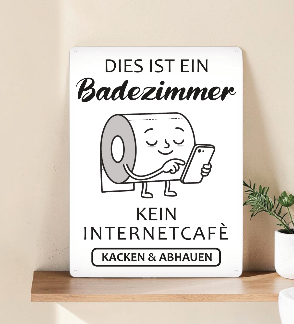 Ein rechteckiges, weißes Metallschild im Hochformat mit dem schwarzen Text „Das hier ist kein Internetcafé! Beeilt euch, macht euer Geschäft und geht wieder!“. Das Schild steht aufrecht vor einem schlichten, hellen Hintergrund.