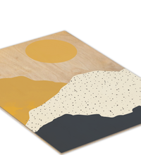 Abstrakte Illustration einer Berglandschaft mit gelber Sonne in Blau- und Gelbtönen, gedruckt auf einer natürlichen 9mm Birkensperrholzplatte im Format 30x40 cm.