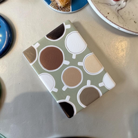 Rechteckiger Keramikmagnet mit abstrakten Kaffeetassen aus der Vogelperspektive in Weiß, Braun und Schwarz auf salbeigrünem Hintergrund. Fühlbare Relief-Struktur und seidenmatte Oberfläche.