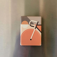Rechteckiger Keramik-Kühlschrankmagnet im Bauhaus-Stil mit einem abstrahierten Fahrrad-Motiv. Die geometrischen Formen und Linien sind als fühlbares 0,9 mm Hochrelief ausgearbeitet, kombiniert mit Vintage-Farben und minimalistischer Typografie auf 7x5 cm.