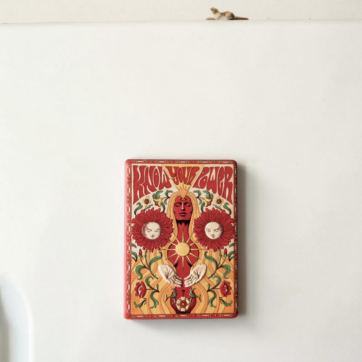 Rechteckiger Keramik-Kühlschrankmagnet im 70er Jahre Vintage-Stil mit der Aufschrift „Stay Wild“. Das Design zeigt abstrakte Blumen und eine Retro-Sonne in warmen Orange-, Gelb- und Türkistönen auf cremefarbenem Grund mit einer deutlich sichtbaren 3D-Relief-Textur.