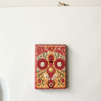 Rechteckiger Keramik-Kühlschrankmagnet im 70er Jahre Vintage-Stil mit der Aufschrift „Stay Wild“. Das Design zeigt abstrakte Blumen und eine Retro-Sonne in warmen Orange-, Gelb- und Türkistönen auf cremefarbenem Grund mit einer deutlich sichtbaren 3D-Relief-Textur.