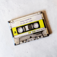 Rechteckiger Keramik-Kühlschrankmagnet (7x5 cm) im Retro-Musikkassetten-Design mit seidenmatter Glasur. Die Kassette verfügt über ein personalisierbares Beschriftungsfeld für Wunschtexte (wahlweise mit kleinem Mistelzweig) sowie spürbar erhabene Bandspulen und Kanten im 0,9 mm tiefen 3D-Relief.