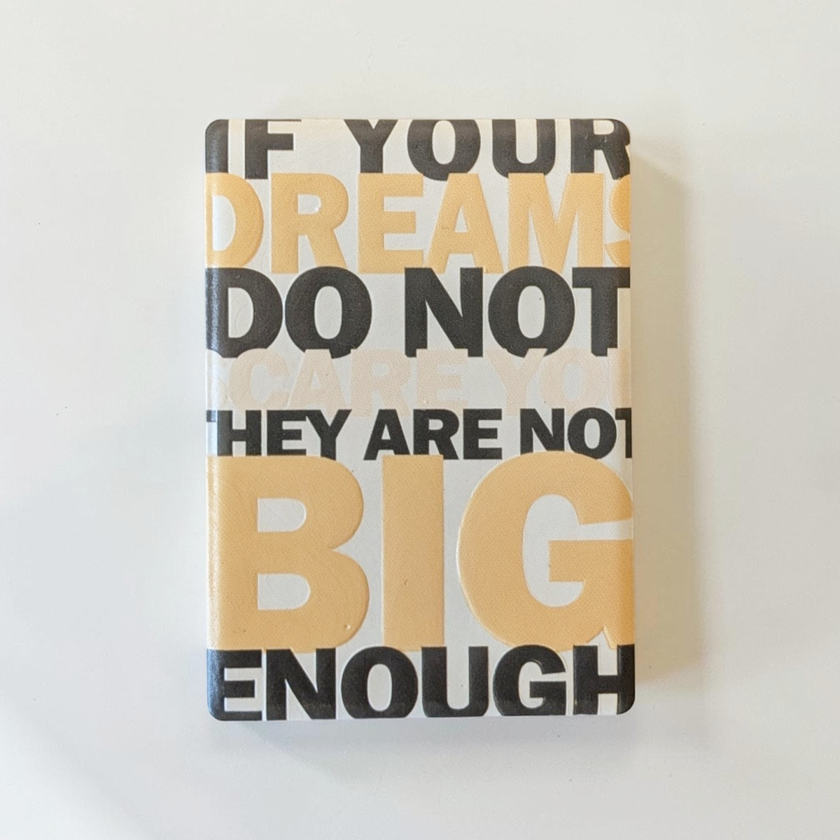 Rechteckiger Keramik-Kühlschrankmagnet (7x5 cm) mit seidenmatter Glasur. Auf hellem Grund steht der englische Spruch 'IF YOUR DREAMS DO NOT SCARE YOU THEY ARE NOT BIG ENOUGH' in dunkelgrauer und gelb-orangener Typografie im fühlbaren 3D-Relief.