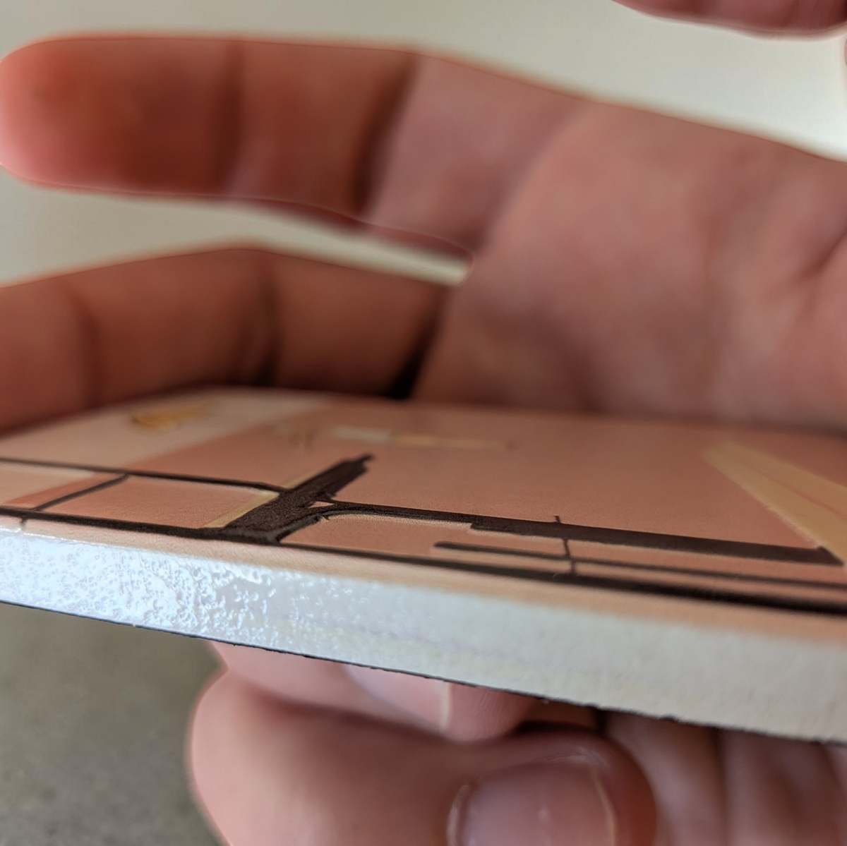 "Rechteckiger Keramik-Kühlschrankmagnet (7x5 cm) im Vintage-Stil. Abgebildet ist eine Frau im weißen Badeanzug, die mit einem gelben Schirm von einem dunklen Sprungturm springt. Der Hintergrund ist zweigeteilt in Altrosa und Cremeweiß mit spürbarem 3D-Relief."